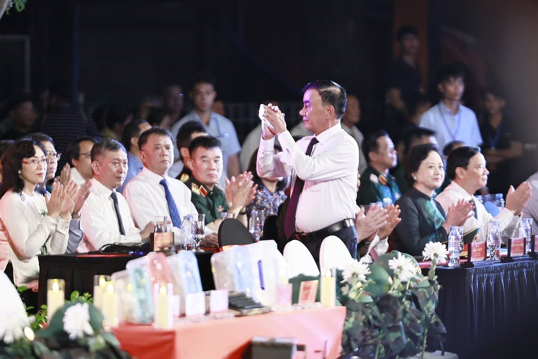 TRỰC TIẾP: Cầu truyền hình "Sao sáng dẫn đường" tri ân các anh hùng liệt sĩ - Ảnh 10. TRỰC TIẾP: Cầu truyền hình "Sao sáng dẫn đường" tri ân các anh hùng liệt sĩ - Ảnh 10.