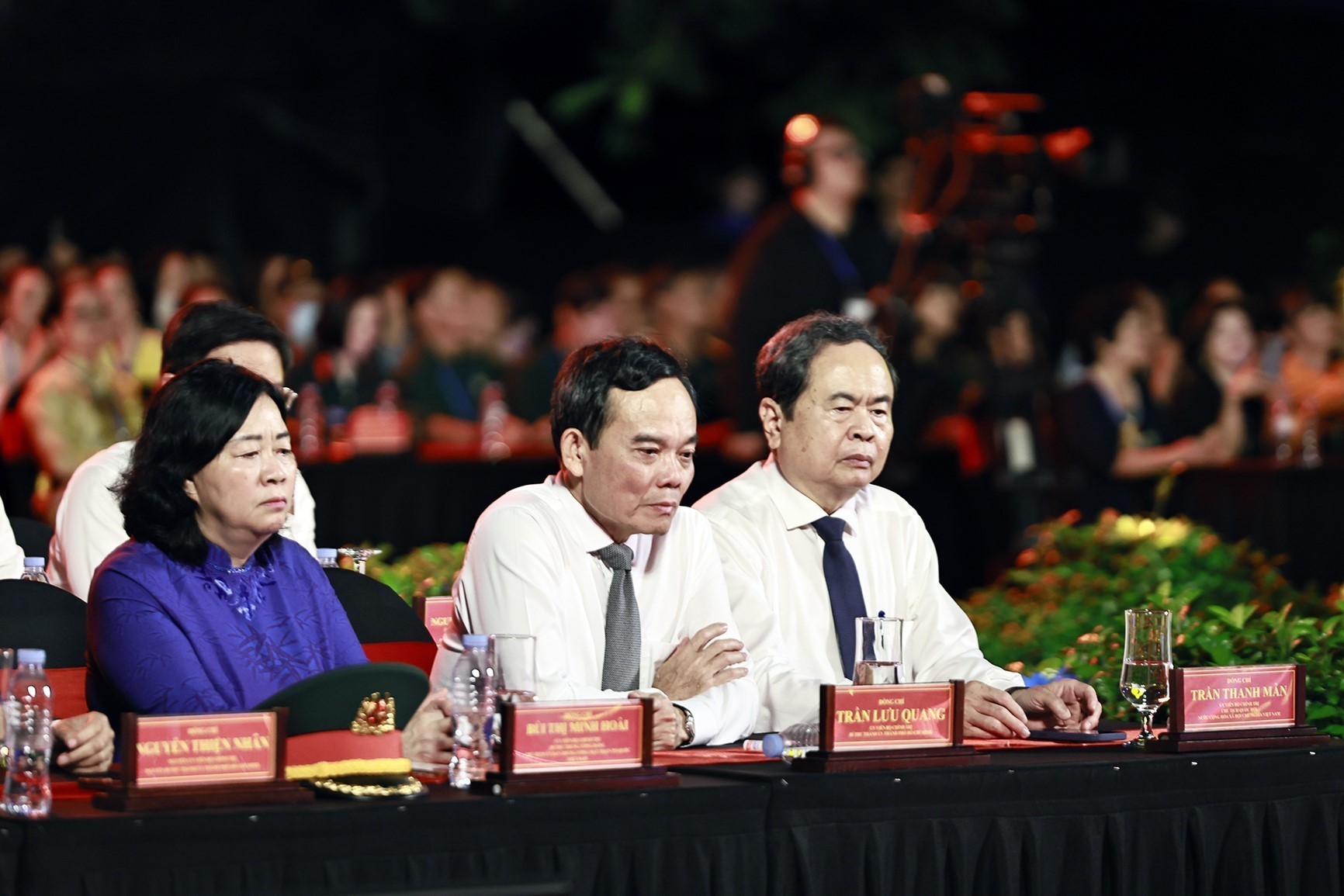 TRỰC TIẾP: Cầu truyền hình "Sao sáng dẫn đường" tri ân các anh hùng liệt sĩ - Ảnh 8. TRỰC TIẾP: Cầu truyền hình "Sao sáng dẫn đường" tri ân các anh hùng liệt sĩ - Ảnh 8.