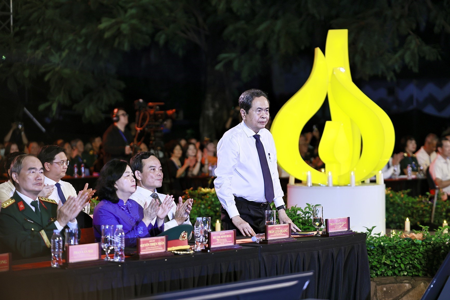 TRỰC TIẾP: Cầu truyền hình "Sao sáng dẫn đường" tri ân các anh hùng liệt sĩ - Ảnh 7. TRỰC TIẾP: Cầu truyền hình "Sao sáng dẫn đường" tri ân các anh hùng liệt sĩ - Ảnh 7.