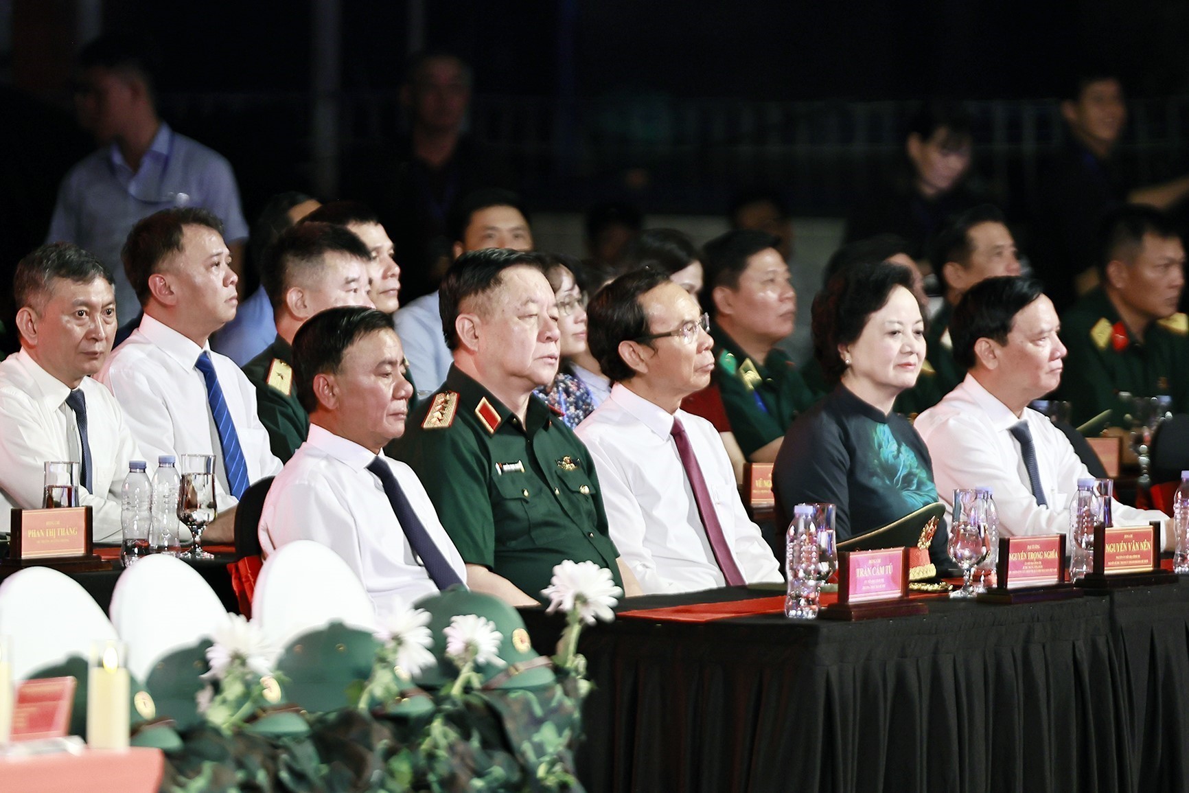 TRỰC TIẾP: Cầu truyền hình "Sao sáng dẫn đường" tri ân các anh hùng liệt sĩ - Ảnh 9. TRỰC TIẾP: Cầu truyền hình "Sao sáng dẫn đường" tri ân các anh hùng liệt sĩ - Ảnh 9.