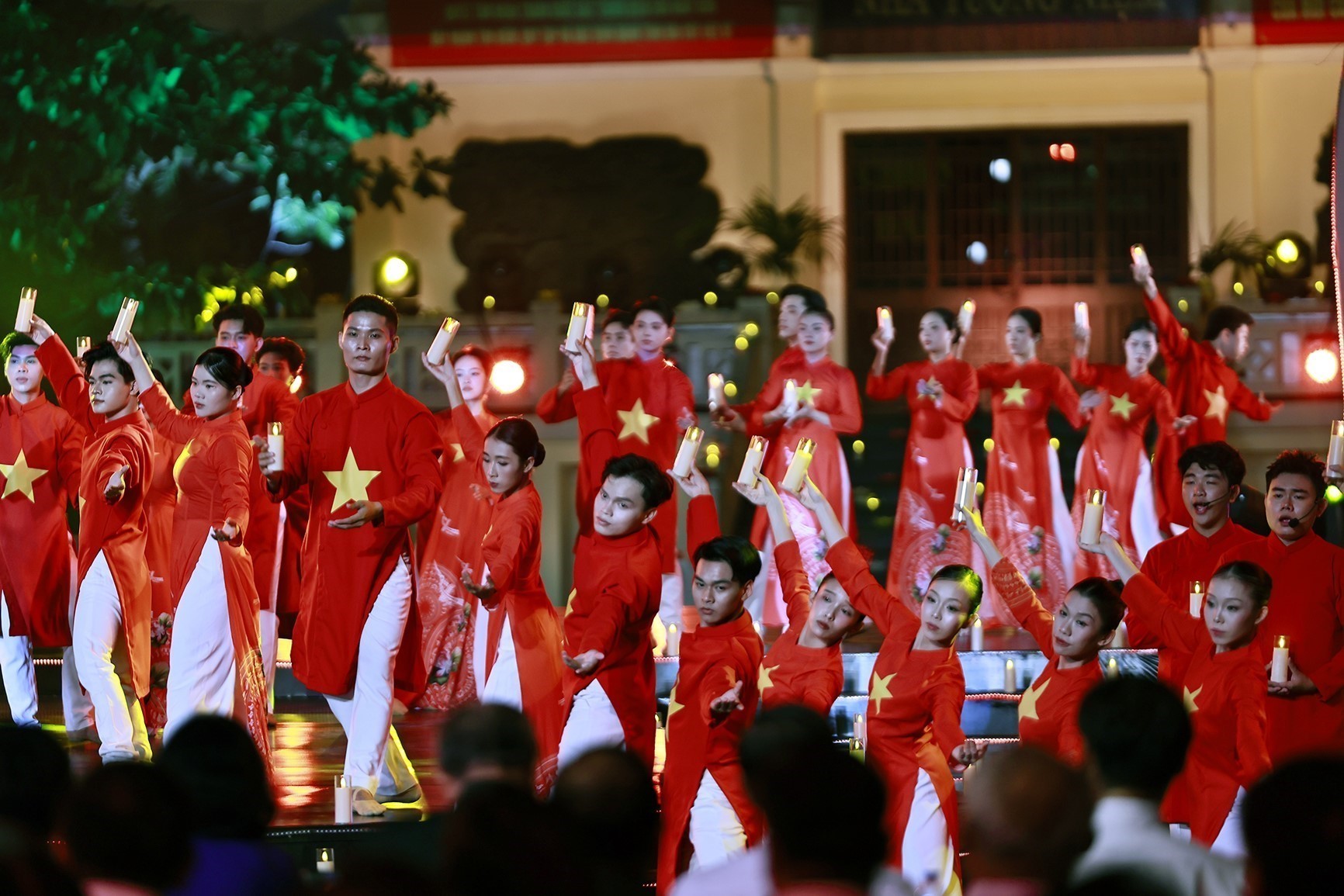 TRỰC TIẾP: Cầu truyền hình "Sao sáng dẫn đường" tri ân các anh hùng liệt sĩ - Ảnh 16. TRỰC TIẾP: Cầu truyền hình "Sao sáng dẫn đường" tri ân các anh hùng liệt sĩ - Ảnh 16.