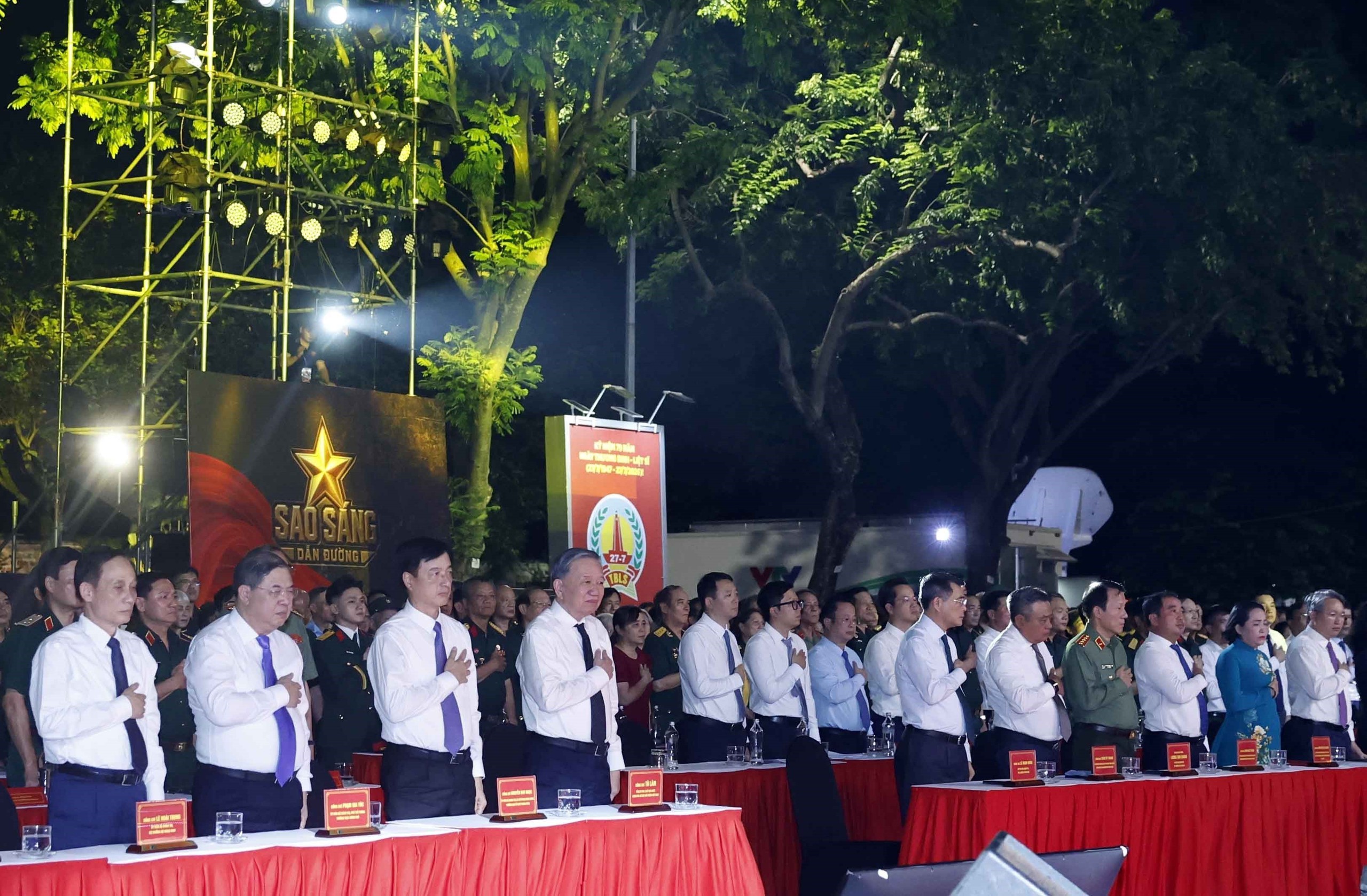 TRỰC TIẾP: Cầu truyền hình "Sao sáng dẫn đường" tri ân các anh hùng liệt sĩ - Ảnh 3. TRỰC TIẾP: Cầu truyền hình "Sao sáng dẫn đường" tri ân các anh hùng liệt sĩ - Ảnh 3.
