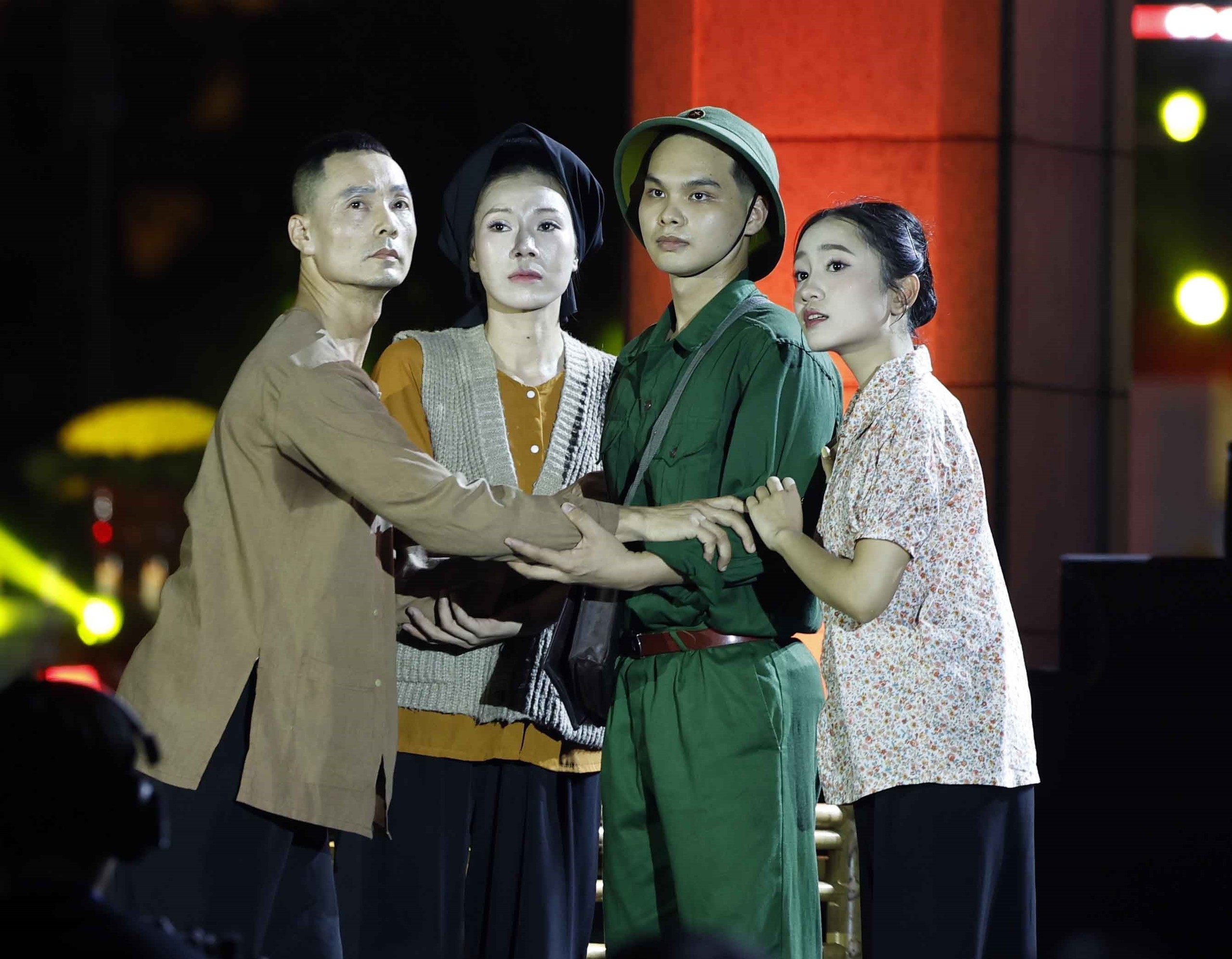 TRỰC TIẾP: Cầu truyền hình "Sao sáng dẫn đường" tri ân các anh hùng liệt sĩ - Ảnh 18. TRỰC TIẾP: Cầu truyền hình "Sao sáng dẫn đường" tri ân các anh hùng liệt sĩ - Ảnh 18.