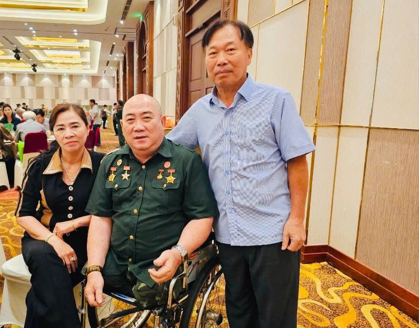 "Thắp lên Việt Nam" - ca khúc tri ân những người lính nhân Ngày Thương binh - Liệt sĩ 27/7 - Ảnh 3. "Thắp lên Việt Nam" - ca khúc tri ân những người lính nhân Ngày Thương binh - Liệt sĩ 27/7 - Ảnh 3.