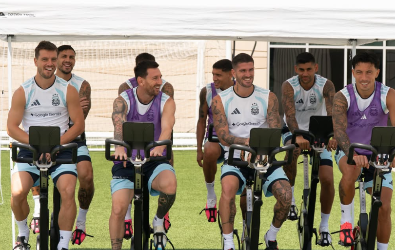 Messi khiến các đồng đội Argentina bất ngờ với món quà đặc biệt sau World Cup - Ảnh 2.