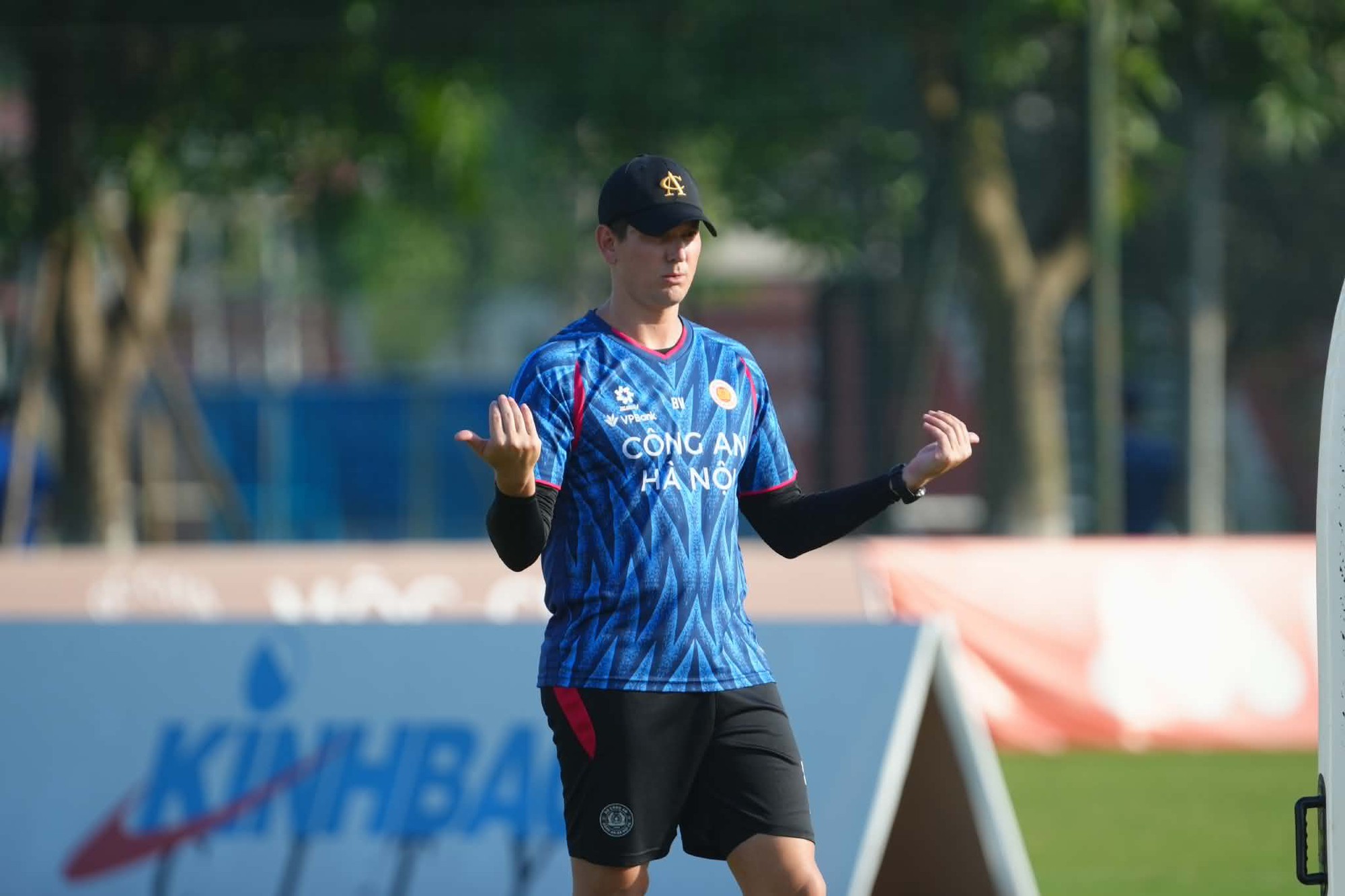 HLV thủ môn Công an Hà Nội FC: "Bóng chết" đang góp phần định đoạt cuộc chơi từ World Cup cho tới V.League - Ảnh 1.