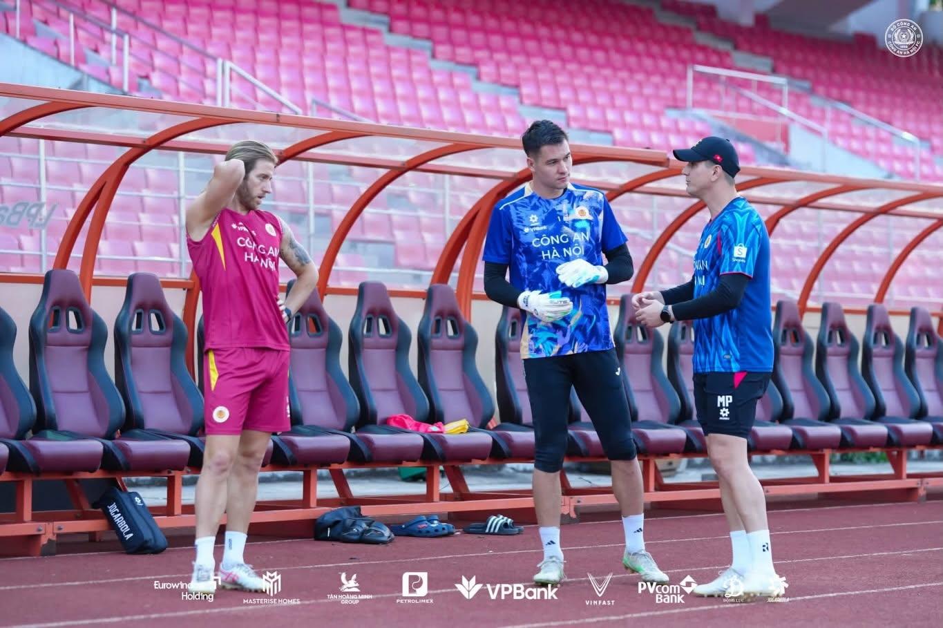 Có thể là hình ảnh về một hoặc nhiều người, mọi người đang chơi bóng đá, mọi người đang chơi bóng bầu dục và văn bản cho biết 't COGAN AM HAN HA Nt CÔNG CÔNGAN AN HÀNOI HA NỘI MP 차 CARBOL Eurowin Hold'ng HASTERISEHOMES 3HHoAииmи ー 2 PETROLIMEX VPBank VINTAST PVcom Bank'