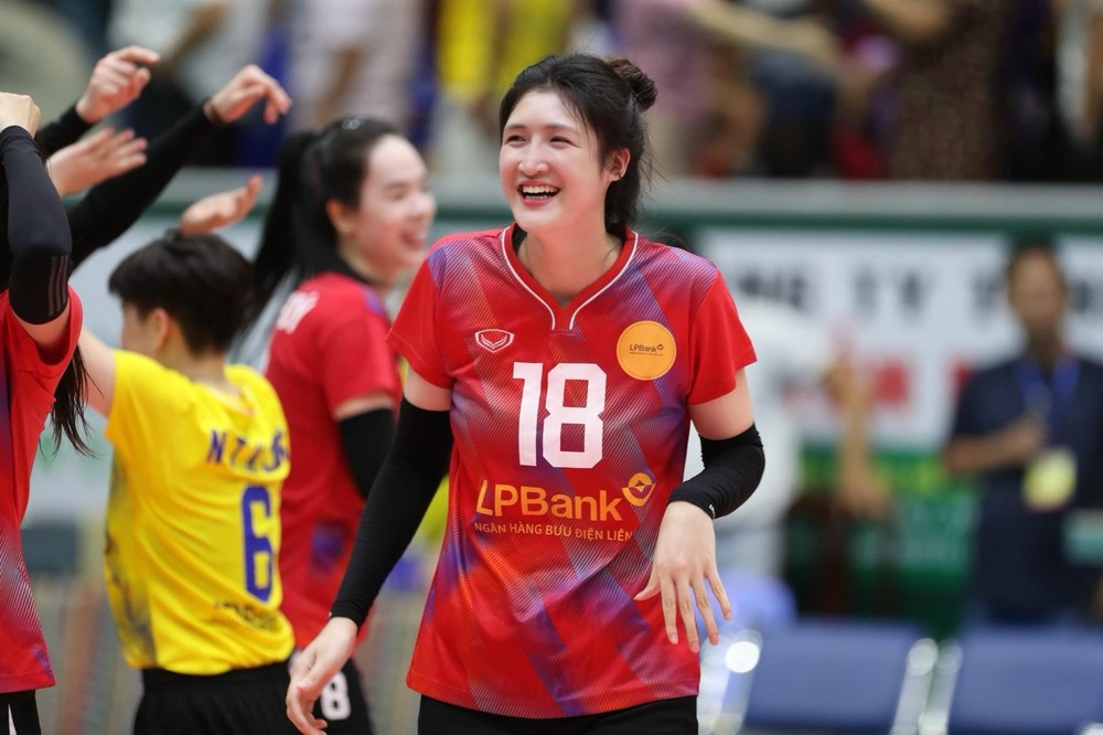 HLV Nguyễn Tuấn Kiệt thay đổi 1 VĐV trong danh sách ĐT bóng chuyền nữ Việt Nam trước giải đấu lớn - Ảnh 1.