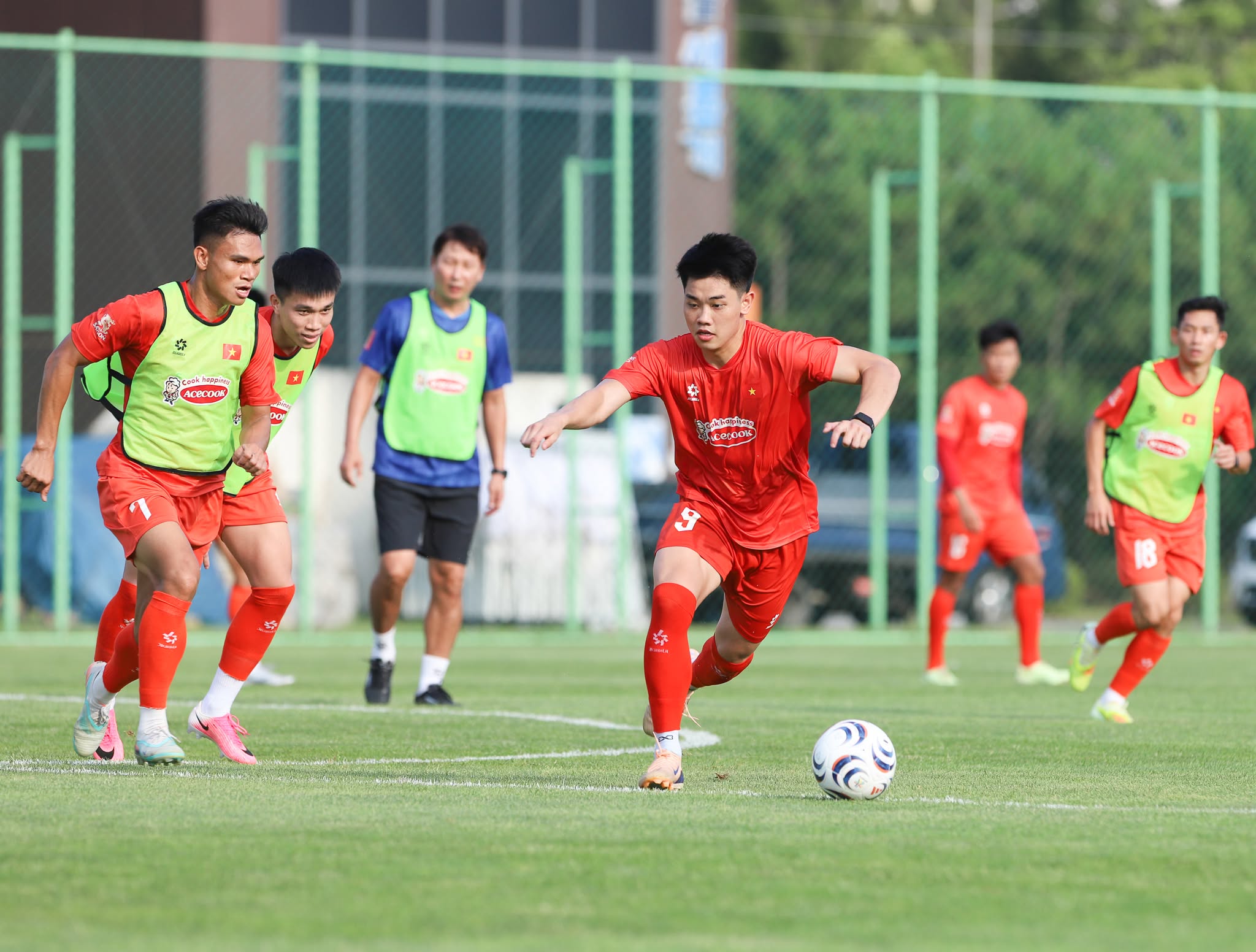 Tin nóng bóng đá Việt hôm nay 4/7: Đội tuyển Việt Nam lắp ghép đội hình; Ninh Bình FC công bố hai tân binh - Ảnh 1. Tin nóng bóng đá Việt hôm nay 4/7: Đội tuyển Việt Nam lắp ghép đội hình; Ninh Bình FC công bố hai tân binh - Ảnh 1.