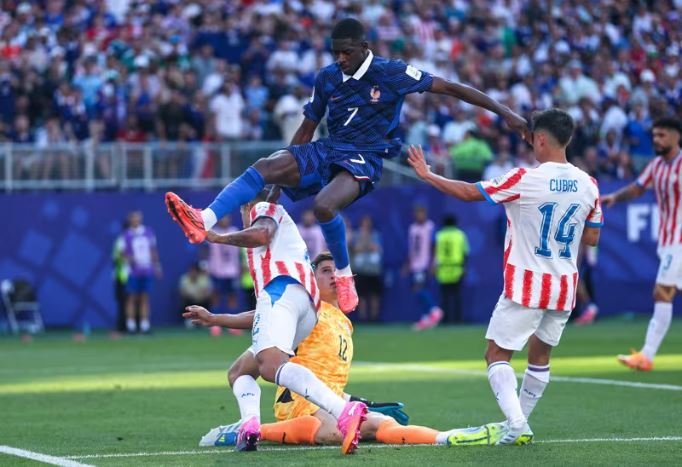 Mbappe ghi bàn, Dembele ghi điểm với hành động bảo vệ đồng đội trước "đòn tâm lý" của Paraguay - Ảnh 1.