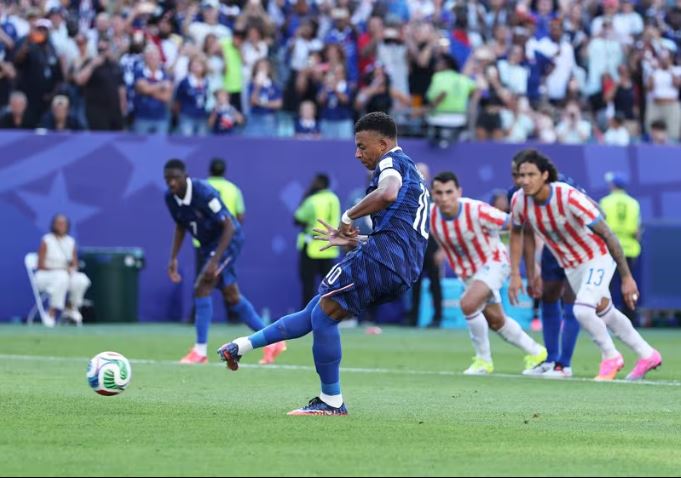 Mbappe ghi bàn, Dembele ghi điểm với hành động bảo vệ đồng đội trước "đòn tâm lý" của Paraguay - Ảnh 2.