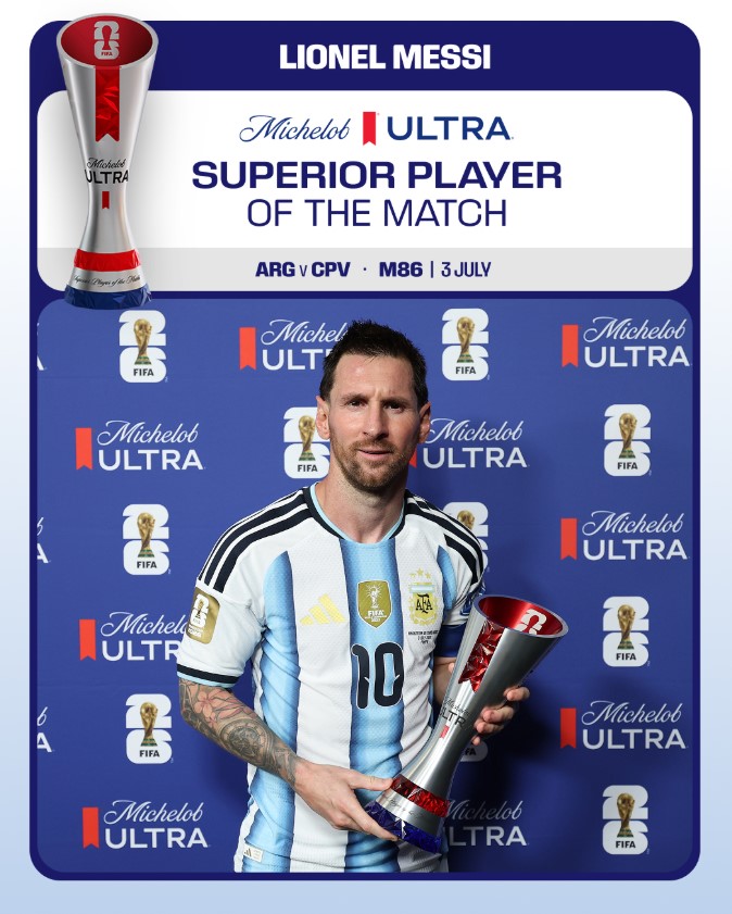 Lý do Messi bị sưng trán khi xuất hiện nhận giải Cầu thủ xuất sắc nhất trận thắng Cape Verde - Ảnh 1. Lý do Messi bị sưng trán khi xuất hiện nhận giải Cầu thủ xuất sắc nhất trận thắng Cape Verde - Ảnh 1.