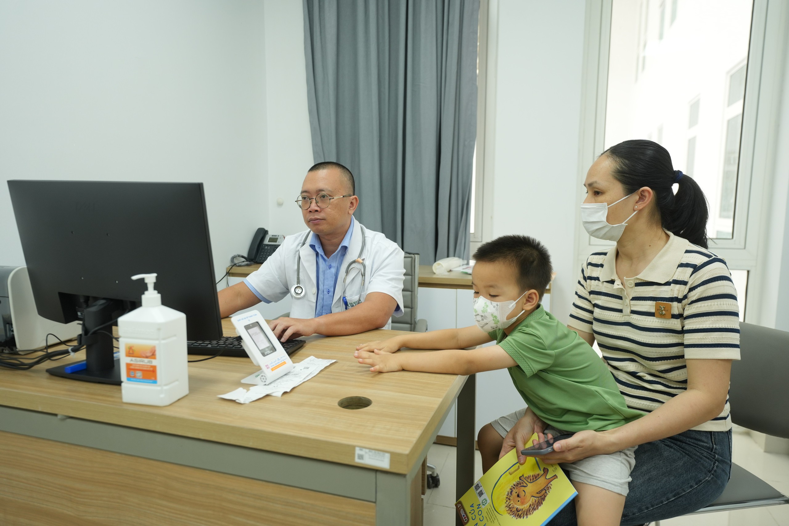 Trái tim người thầy thuốc tuyến cuối và khát vọng xóa nhòa ranh giới y tế tại Ninh Bình - Ảnh 3. Trái tim người thầy thuốc tuyến cuối và khát vọng xóa nhòa ranh giới y tế tại Ninh Bình - Ảnh 3.