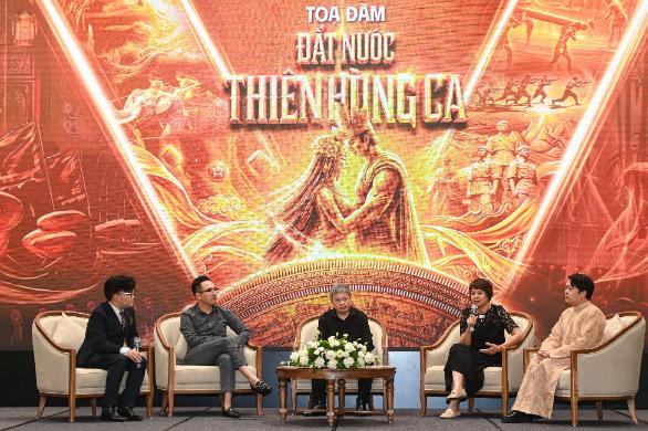 Giới chuyên môn trầm trồ với đại sử thi sân khấu đậm đặc chất Việt "Đất Nước Thiên Hùng Ca" - Ảnh 2. Giới chuyên môn trầm trồ với đại sử thi sân khấu đậm đặc chất Việt "Đất Nước Thiên Hùng Ca" - Ảnh 2.