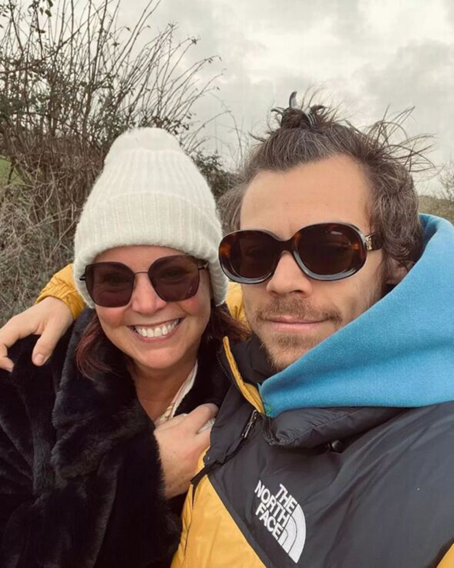 Harry Styles lập kỷ lục Guinness với 12 đêm kín chỗ ở Wembley - Ảnh 8. Harry Styles lập kỷ lục Guinness với 12 đêm kín chỗ ở Wembley - Ảnh 8.