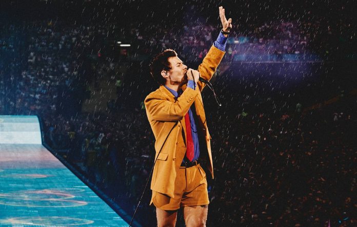 Harry Styles lập kỷ lục Guinness với 12 đêm kín chỗ ở Wembley - Ảnh 3. Harry Styles lập kỷ lục Guinness với 12 đêm kín chỗ ở Wembley - Ảnh 3.