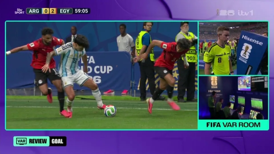 Cựu trọng tài Premier League: VAR thiếu nhất quán, ĐT Argentina gặp may mắn - Ảnh 1.