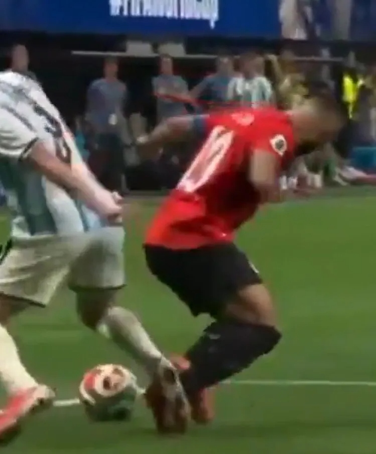 Cựu trọng tài Premier League: VAR thiếu nhất quán, ĐT Argentina gặp may mắn - Ảnh 3.