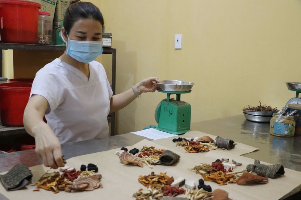 Công bố ngưỡng bảo đảm chất lượng đầu vào các ngành pháp luật, sức khỏe và giáo viên - Ảnh 1.