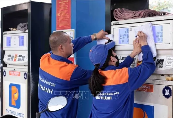 Giá xăng tiếp tục giảm từ 15 giờ hôm nay 9/7 - Ảnh 1.