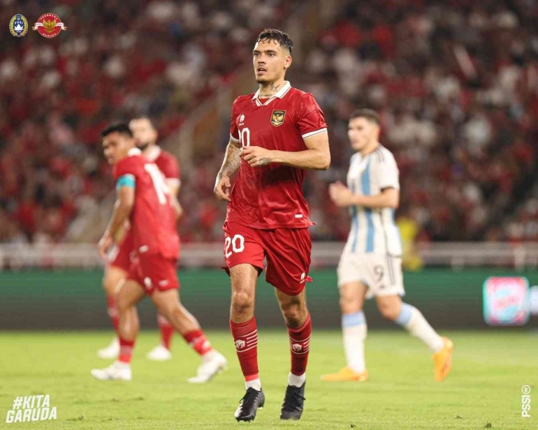 Hậu vệ Indonesia kiều thừa nhận: 'Trình độ giữa ĐT Việt Nam và Indonesia là tương đương' - Ảnh 1. Hậu vệ Indonesia kiều thừa nhận: 'Trình độ giữa ĐT Việt Nam và Indonesia là tương đương' - Ảnh 1.