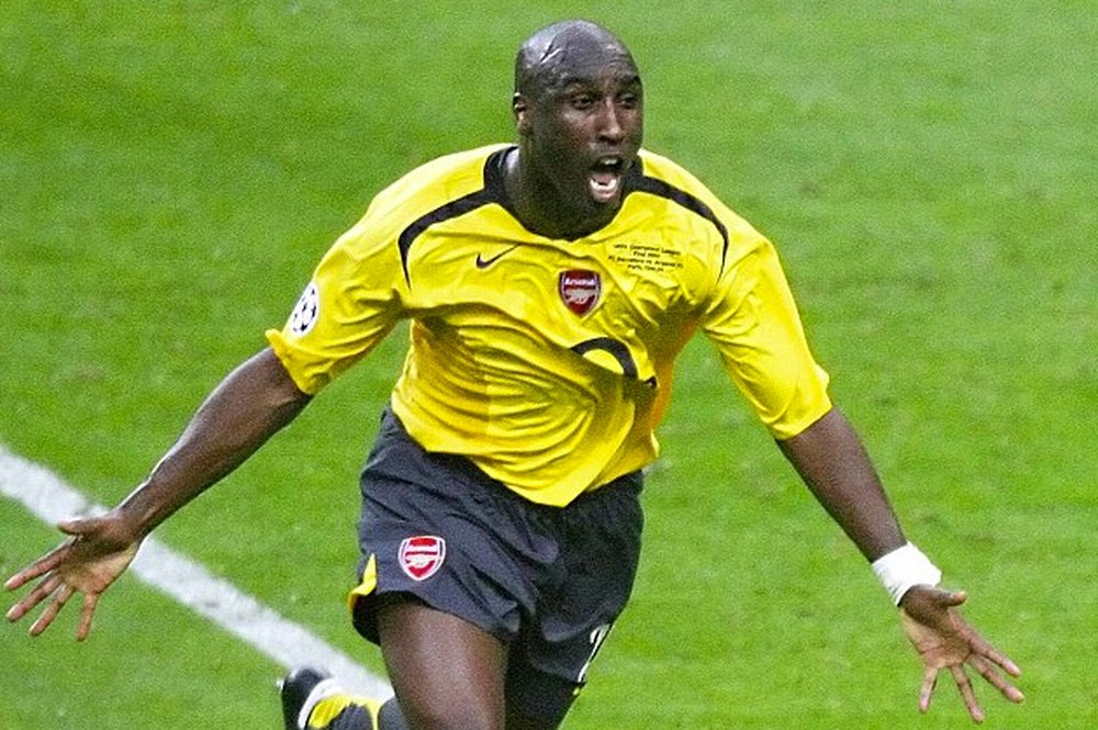 Năm 2001, ở tuổi 26, Campbell quyết định ra đi theo dạng chuyển nhượng tự do từ Tottenham sang Arsenal. Ảnh chụp màn hình Năm 2001, ở tuổi 26, Campbell quyết định ra đi theo dạng chuyển nhượng tự do từ Tottenham sang Arsenal. Ảnh chụp màn hình