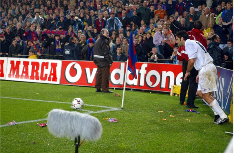 Luis Figo gây tranh cãi khi chuyển từ Barca tới Real Madrid năm 2000. Ảnh chụp màn hình Luis Figo gây tranh cãi khi chuyển từ Barca tới Real Madrid năm 2000. Ảnh chụp màn hình