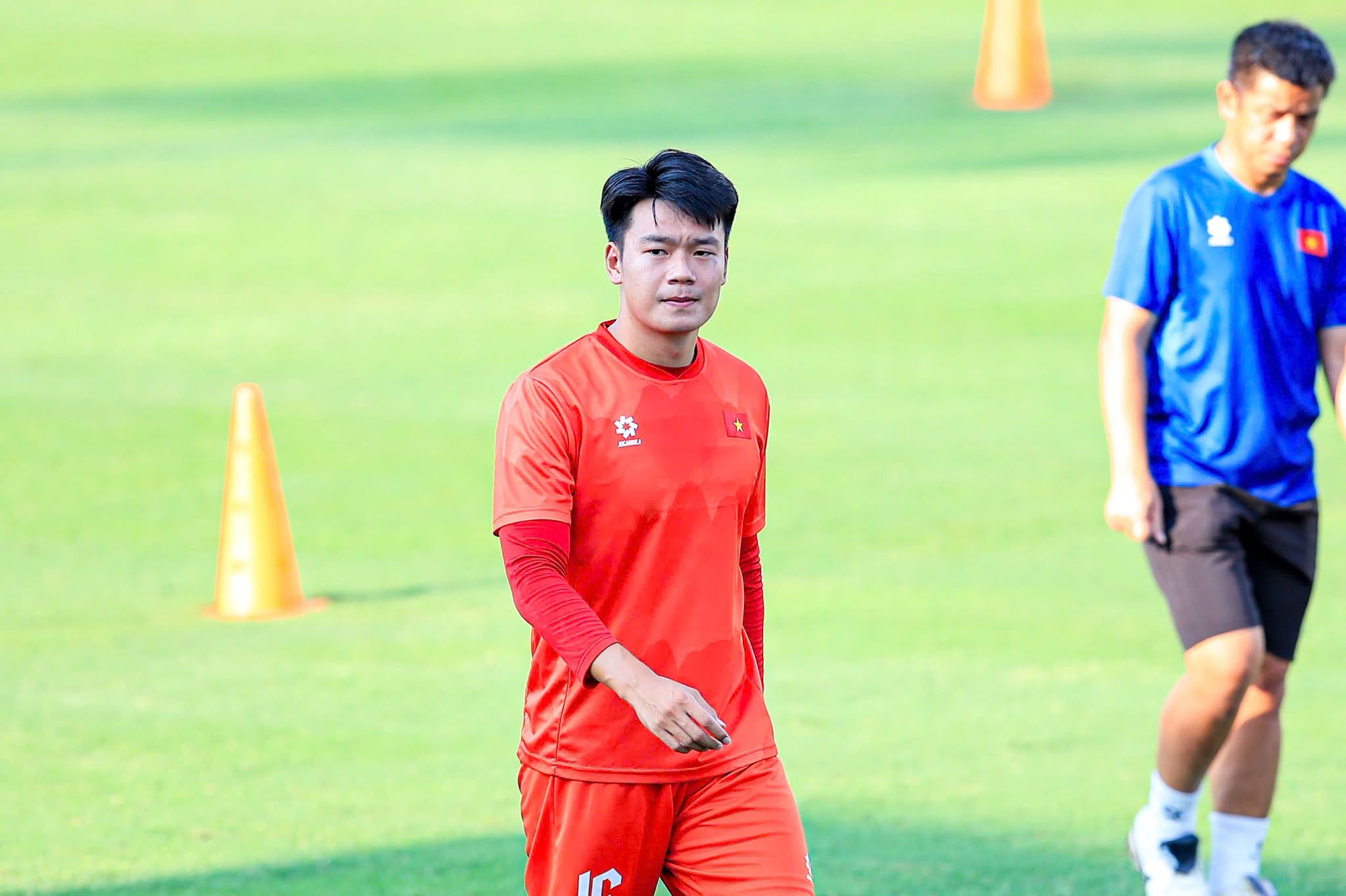 Thành Chung: 'Đội tuyển Việt Nam tôn trọng đối thủ Malaysia' - Ảnh 1. Thành Chung: 'Đội tuyển Việt Nam tôn trọng đối thủ Malaysia' - Ảnh 1.