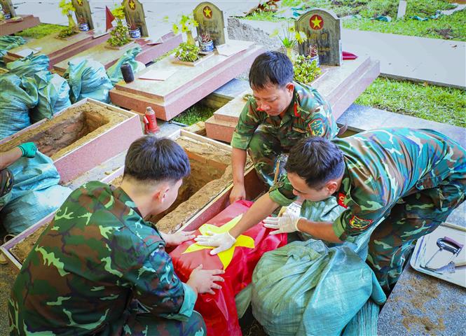 Lấy mẫu ADN đối với các phần mộ chưa xác định được thông tin tại Nghĩa trang Liệt sĩ quốc gia A1 - Ảnh 5. Lấy mẫu ADN đối với các phần mộ chưa xác định được thông tin tại Nghĩa trang Liệt sĩ quốc gia A1 - Ảnh 5.