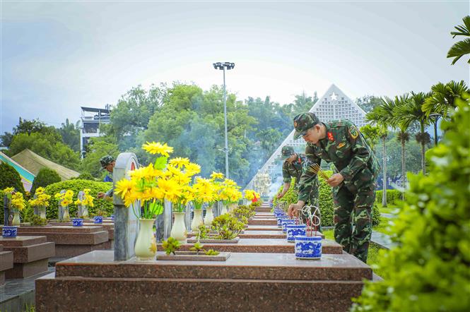 Lấy mẫu ADN đối với các phần mộ chưa xác định được thông tin tại Nghĩa trang Liệt sĩ quốc gia A1 - Ảnh 1. Lấy mẫu ADN đối với các phần mộ chưa xác định được thông tin tại Nghĩa trang Liệt sĩ quốc gia A1 - Ảnh 1.