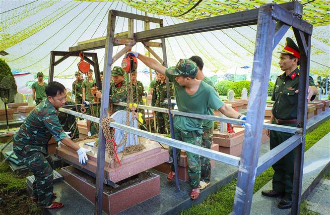 Lấy mẫu ADN đối với các phần mộ chưa xác định được thông tin tại Nghĩa trang Liệt sĩ quốc gia A1 - Ảnh 4. Lấy mẫu ADN đối với các phần mộ chưa xác định được thông tin tại Nghĩa trang Liệt sĩ quốc gia A1 - Ảnh 4.