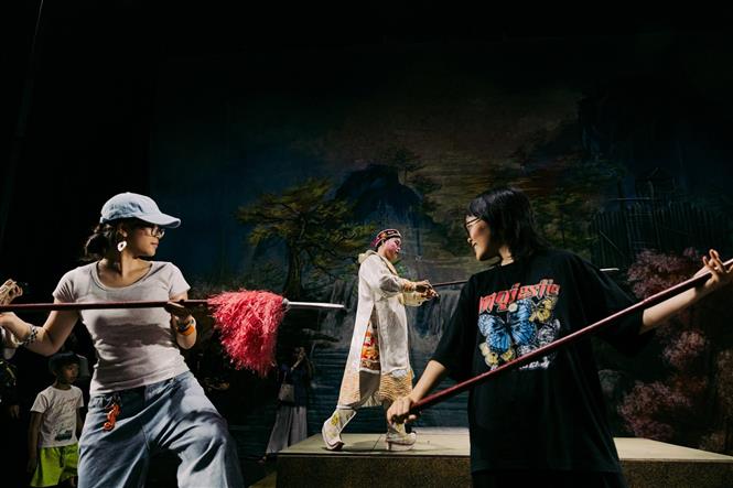 Sân khấu Tuồng góp thêm sắc màu cho du lịch văn hóa về đêm tại Hà Nội - Ảnh 2.