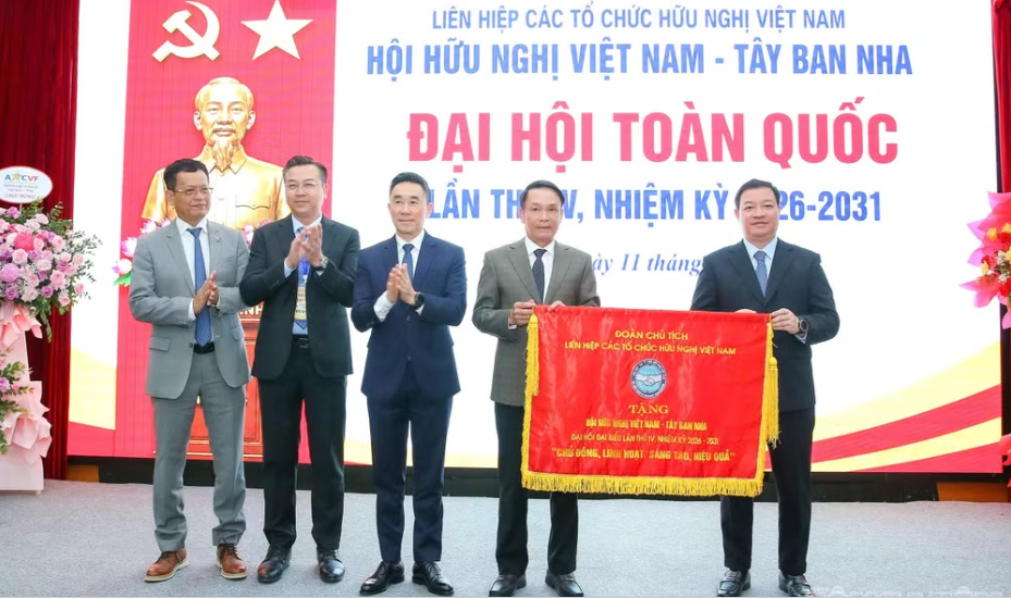 Ông Nguyễn Đức Lợi tái đắc cử Chủ tịch Hội Hữu nghị Việt Nam - Tây Ban Nha - Ảnh 1. Ông Nguyễn Đức Lợi tái đắc cử Chủ tịch Hội Hữu nghị Việt Nam - Tây Ban Nha - Ảnh 1.