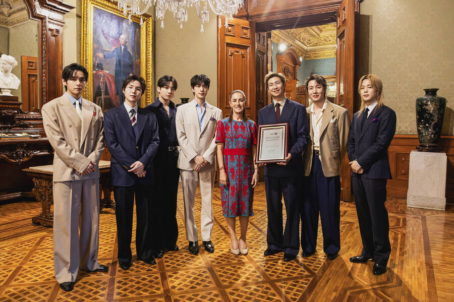 BTS chinh phục Bắc Mỹ: Từ "BTS Boulevard" đến lời chào đặc biệt của Thống đốc Mỹ - Ảnh 6. BTS chinh phục Bắc Mỹ: Từ "BTS Boulevard" đến lời chào đặc biệt của Thống đốc Mỹ - Ảnh 6.