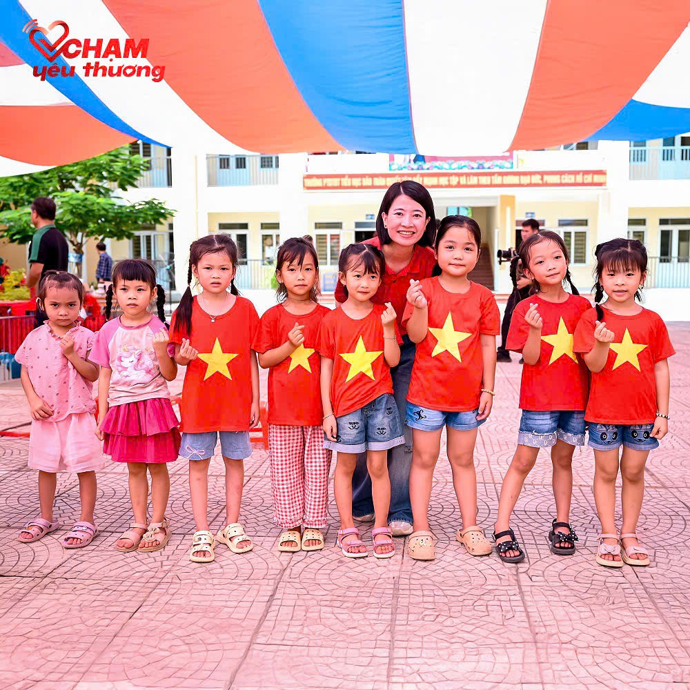 Quỹ Chạm Yêu Thương phối hợp cùng Bệnh viện Đại học Y Hà Nội khám sức khỏe cho gần 300 học sinh vùng khó trước năm học mới - Ảnh 3. Quỹ Chạm Yêu Thương phối hợp cùng Bệnh viện Đại học Y Hà Nội khám sức khỏe cho gần 300 học sinh vùng khó trước năm học mới - Ảnh 3.