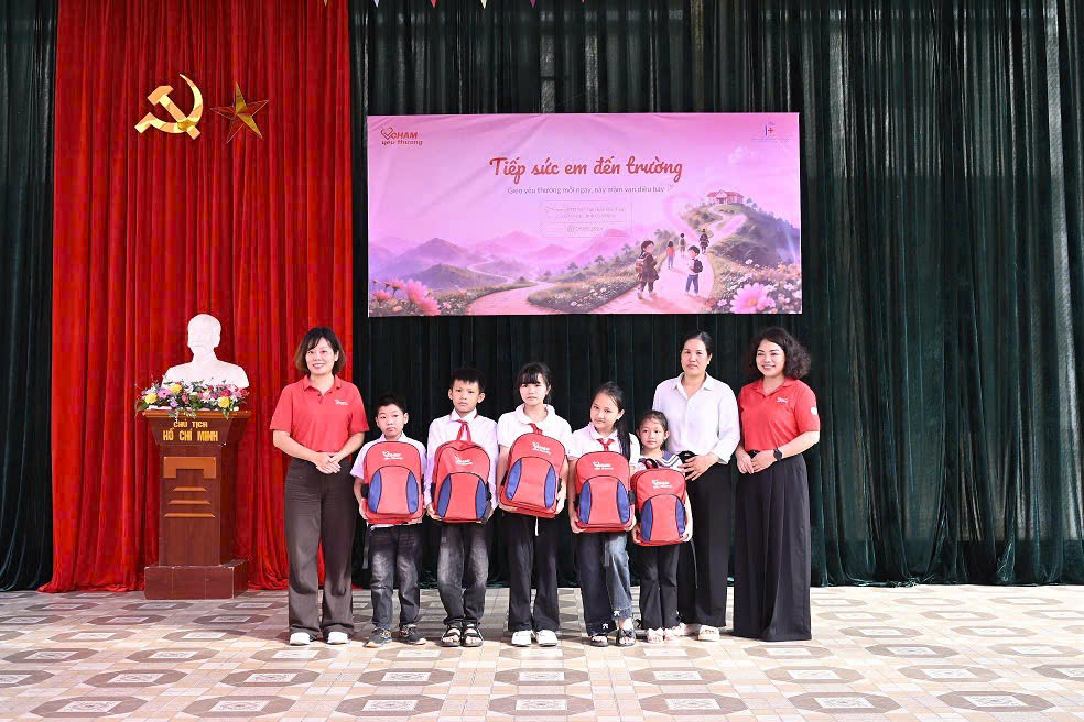 Quỹ Chạm Yêu Thương phối hợp cùng Bệnh viện Đại học Y Hà Nội khám sức khỏe cho gần 300 học sinh vùng khó trước năm học mới - Ảnh 2. Quỹ Chạm Yêu Thương phối hợp cùng Bệnh viện Đại học Y Hà Nội khám sức khỏe cho gần 300 học sinh vùng khó trước năm học mới - Ảnh 2.