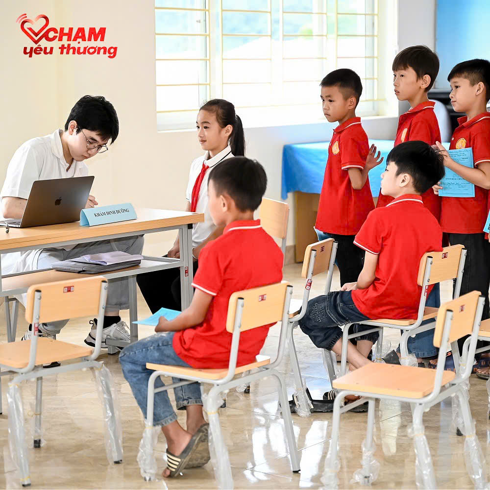 Quỹ Chạm Yêu Thương phối hợp cùng Bệnh viện Đại học Y Hà Nội khám sức khỏe cho gần 300 học sinh vùng khó trước năm học mới - Ảnh 1. Quỹ Chạm Yêu Thương phối hợp cùng Bệnh viện Đại học Y Hà Nội khám sức khỏe cho gần 300 học sinh vùng khó trước năm học mới - Ảnh 1.