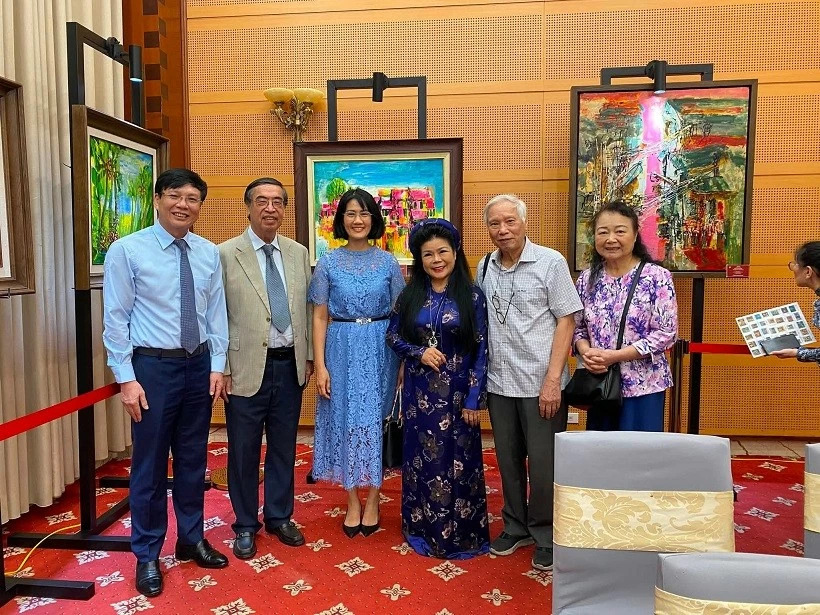 Họa sĩ Văn Dương Thành giới thiệu các sáng tác qua hơn nửa thế kỷ - Ảnh 2. Họa sĩ Văn Dương Thành giới thiệu các sáng tác qua hơn nửa thế kỷ - Ảnh 2.