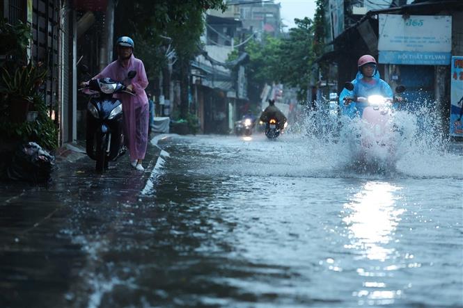 Cảnh báo mưa dông kèm lốc sét tại Hà Nội, lũ quét và sạt lở đất ở 3 tỉnh miền núi phía Bắc - Ảnh 2. Cảnh báo mưa dông kèm lốc sét tại Hà Nội, lũ quét và sạt lở đất ở 3 tỉnh miền núi phía Bắc - Ảnh 2.