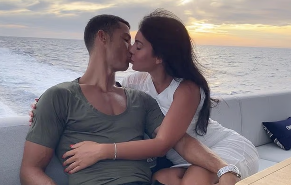 Cristiano Ronaldo và Georgina Rodriguez bí mật kết hôn tại biệt thự 30 triệu bảng, ký thỏa thuận tài sản trước hôn nhân - Ảnh 4. Cristiano Ronaldo và Georgina Rodriguez bí mật kết hôn tại biệt thự 30 triệu bảng, ký thỏa thuận tài sản trước hôn nhân - Ảnh 4.