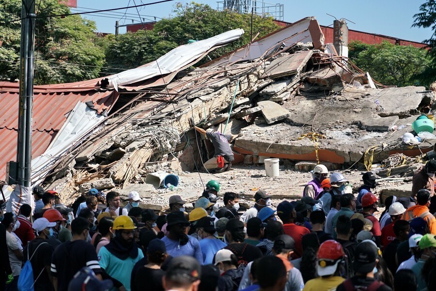 Động đất tại Colombia: Tiếp tục tìm kiếm người sống sót - Ảnh 1. Động đất tại Colombia: Tiếp tục tìm kiếm người sống sót - Ảnh 1.
