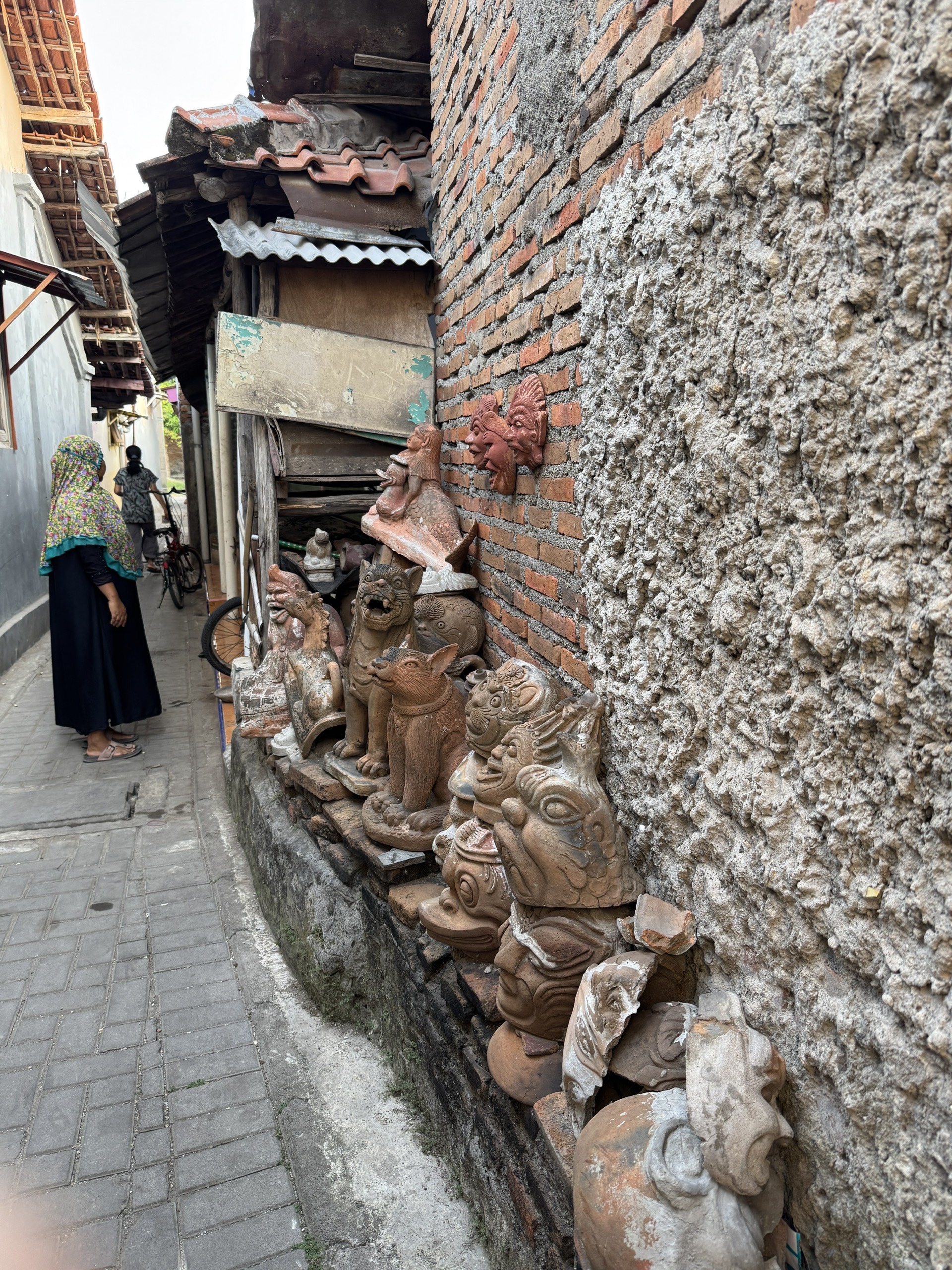 Đi tìm những áng mây trên gốm Sitiwinangun - Ảnh 2.