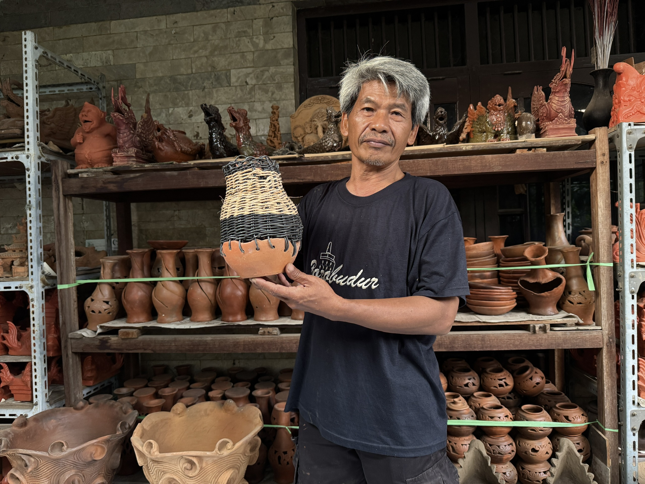 Đi tìm những áng mây trên gốm Sitiwinangun - Ảnh 6.
