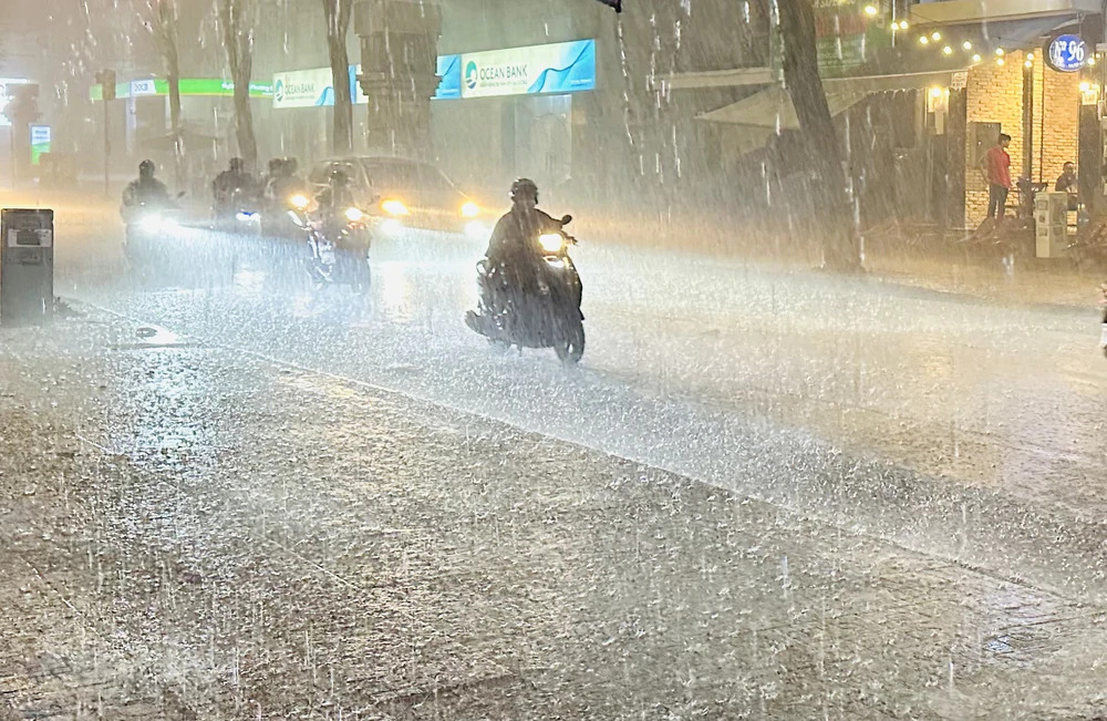 Cảnh báo từ đêm mai khu vực Bắc Bộ, Bắc Trung Bộ có nơi mưa rất to - Ảnh 1.