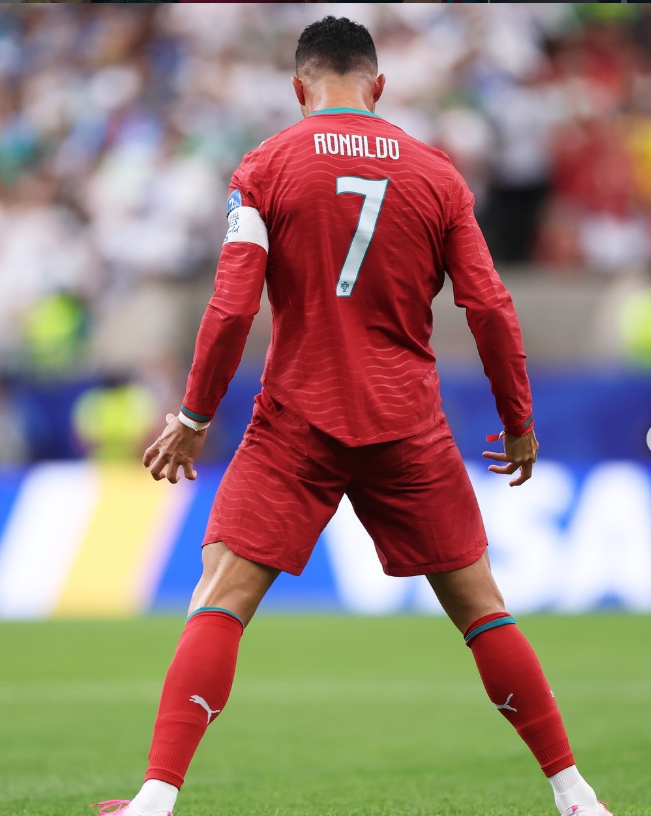 Ronaldo và Messi cùng đứng trước ngưỡng cửa chia tay bóng đá: Ai sẽ kế vị hai tượng đài? - Ảnh 3. Ronaldo và Messi cùng đứng trước ngưỡng cửa chia tay bóng đá: Ai sẽ kế vị hai tượng đài? - Ảnh 3.