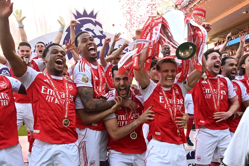 Dự đoán bảng xếp hạng Premier League mùa tới: Arsenal bảo vệ ngôi vương, Liverpool gây thất vọng - Ảnh 1.