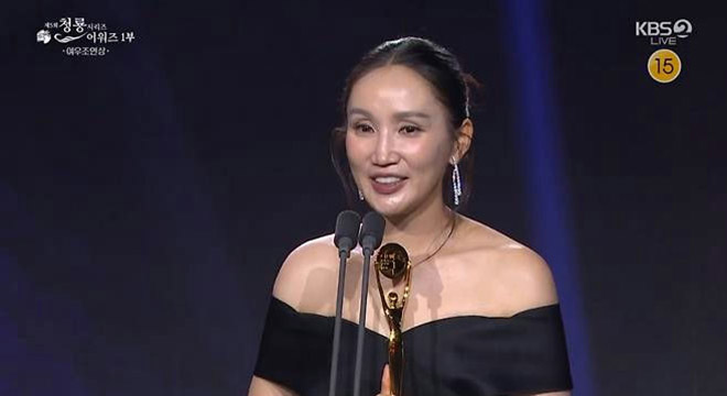 Hơn 10 năm lùi lại vì gia đình, Park Bo Kyung tái xuất ấn tượng với giải Rồng Xanh Daesang danh giá - Ảnh 1. Hơn 10 năm lùi lại vì gia đình, Park Bo Kyung tái xuất ấn tượng với giải Rồng Xanh Daesang danh giá - Ảnh 1.