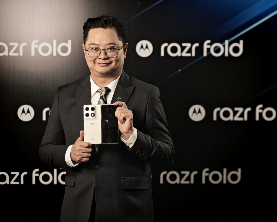 Motorola chính thức ra mắt razr fold tại Việt Nam - Ảnh 3. Motorola chính thức ra mắt razr fold tại Việt Nam - Ảnh 3.