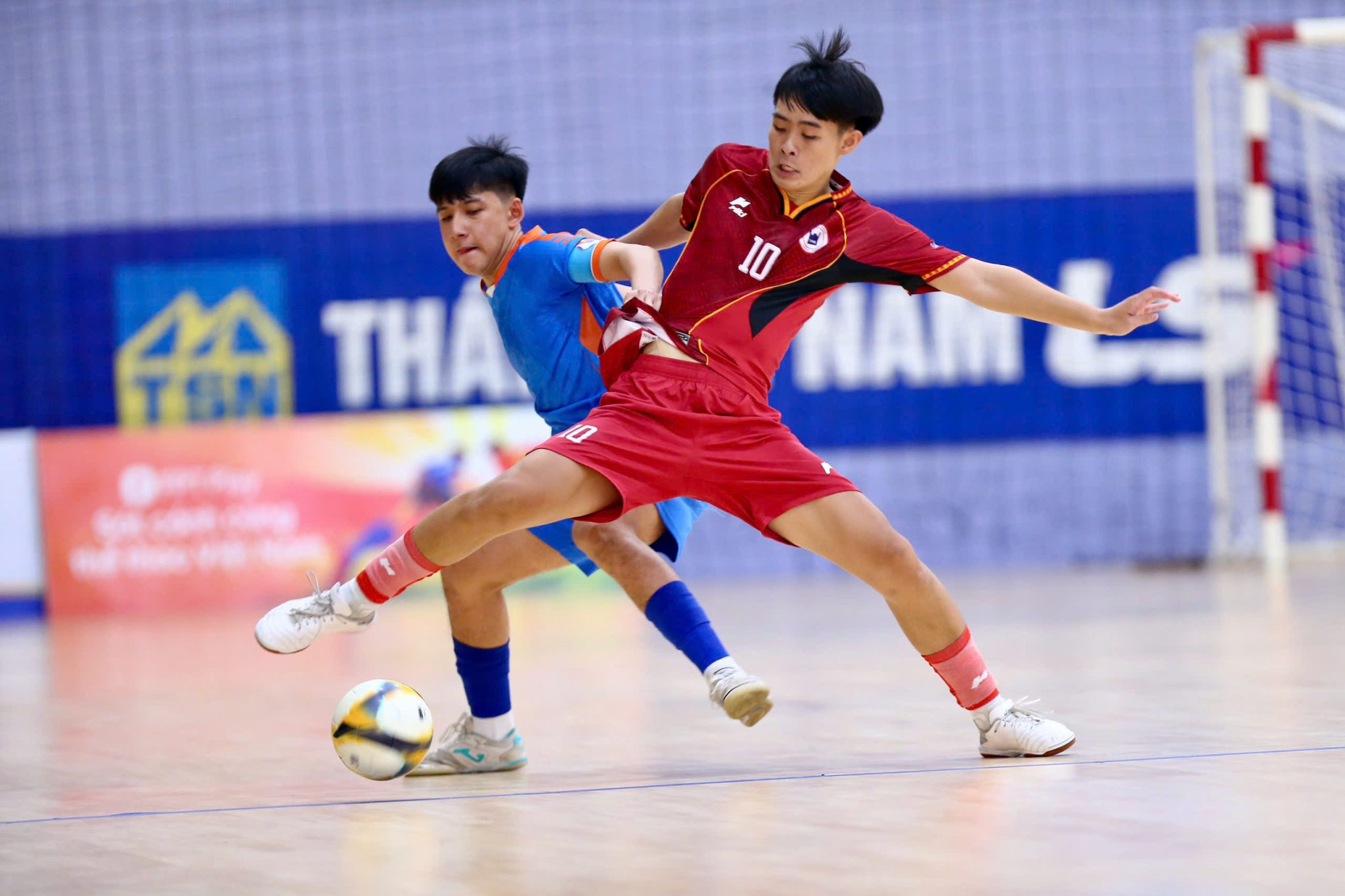 Tin nóng bóng đá Việt hôm nay 21/8: HLV Kim Sang Sik họp báo; CĐV Việt Nam tại Thái Lan mua hết vé chung kết lượt đi - Ảnh 4. Tin nóng bóng đá Việt hôm nay 21/8: HLV Kim Sang Sik họp báo; CĐV Việt Nam tại Thái Lan mua hết vé chung kết lượt đi - Ảnh 4.
