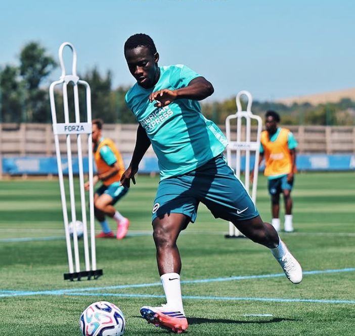 Tin chuyển nhượng 21/8: Tottenham mua Savinho giá 75 triệu bảng; MU liên hệ hậu vệ Barca - Ảnh 4.